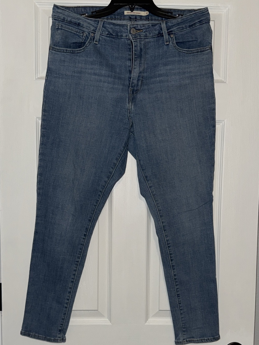 Levi's - Mid Wash Women’s Skinny Jeans in Blue denim